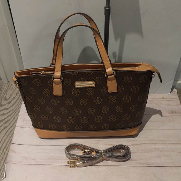 Beautiful tote by Adrianna Vittadini 🍀🍀 - Picture 1 of 8